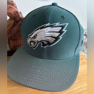 Like new 9Fifty Eagles Snapback